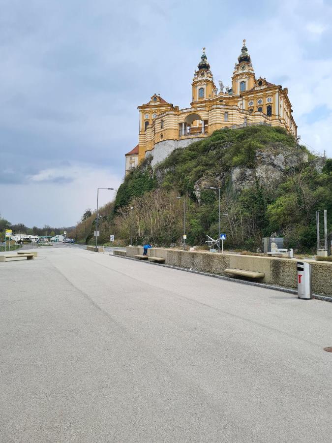 Schon Wohnen Beim Stift Melk Apartment Bagian luar foto